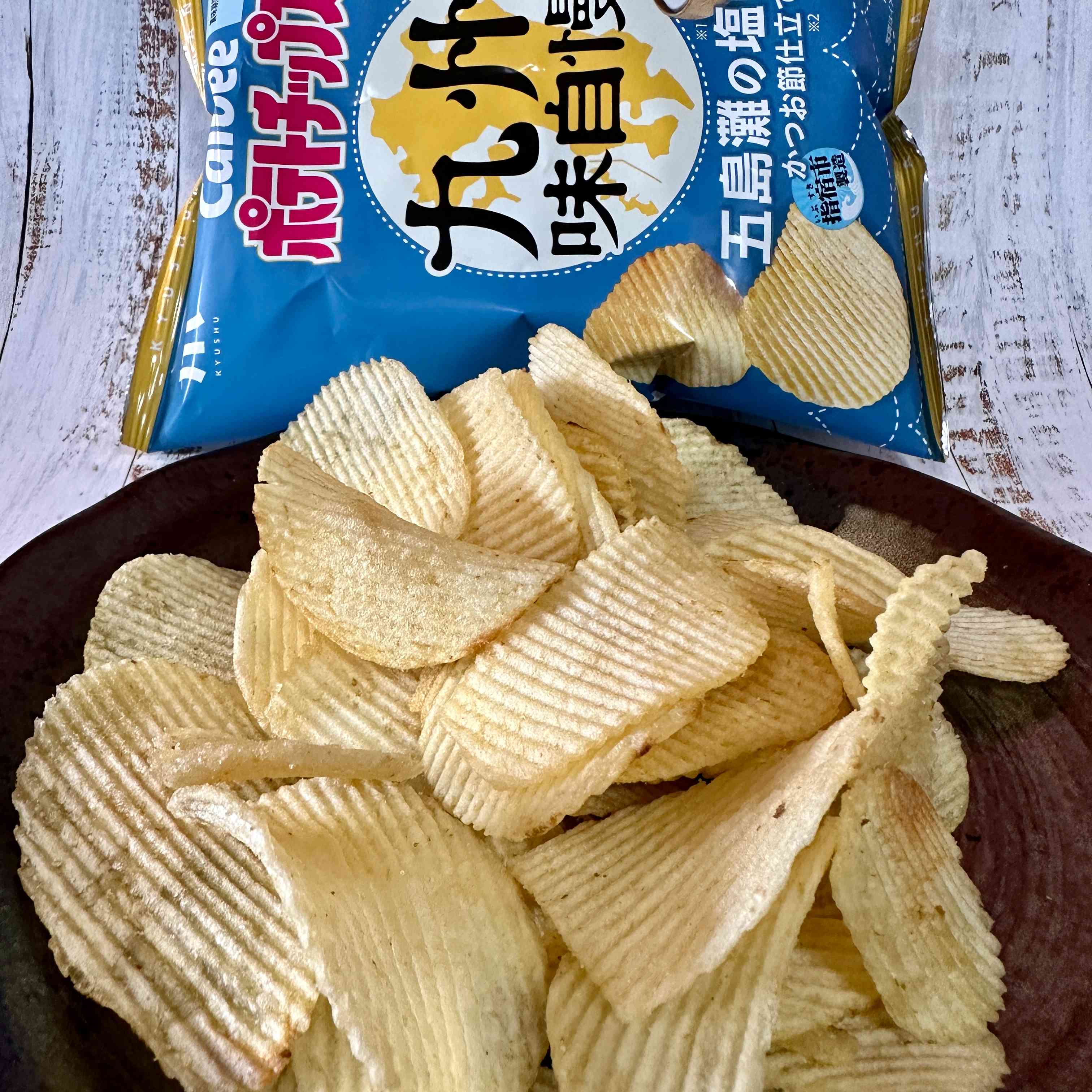 【Calbee】Potato Chips Kyushu Flavor Delight Seasoned with Goto Sea's